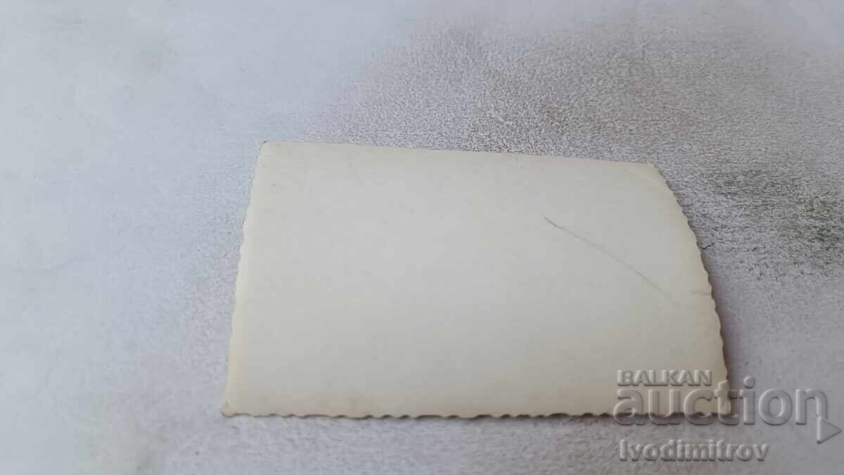 Снимка Млади момичета на плувен басейн с цена 1.65 лв. | € 0.84