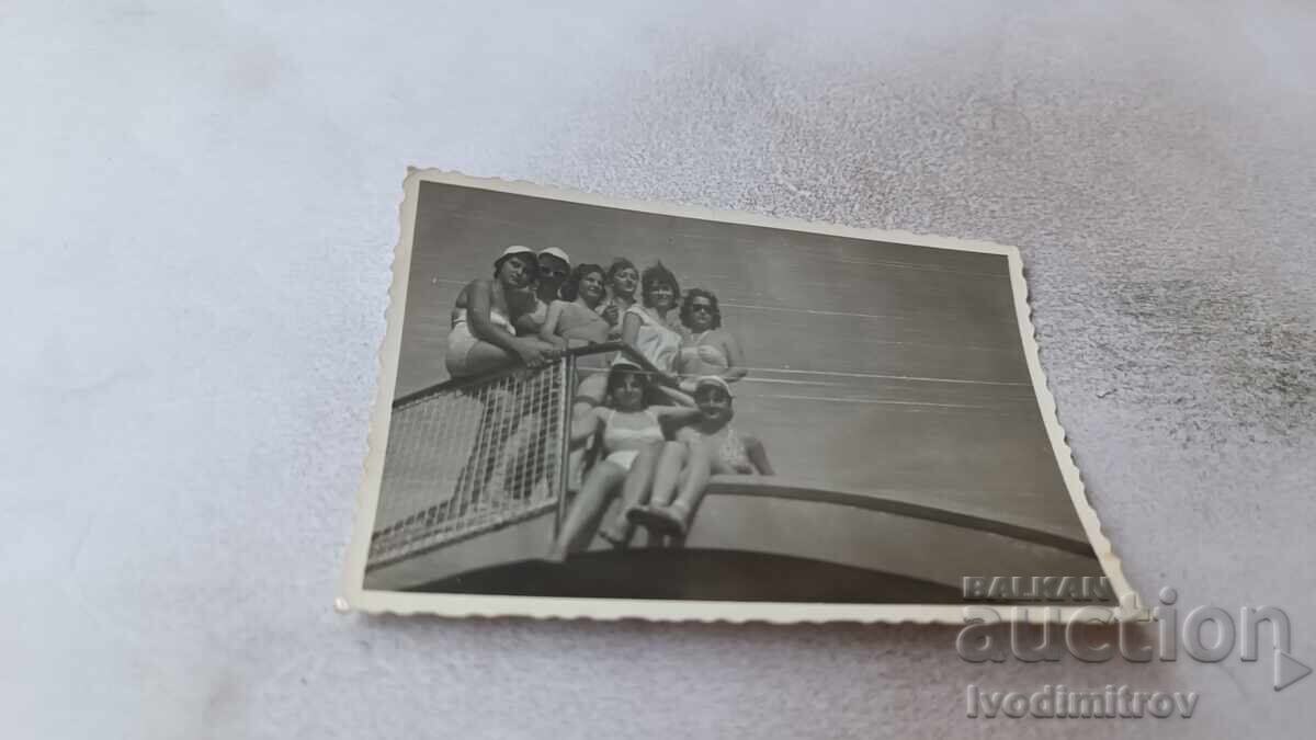 Снимка Млади момичета на плувен басейн