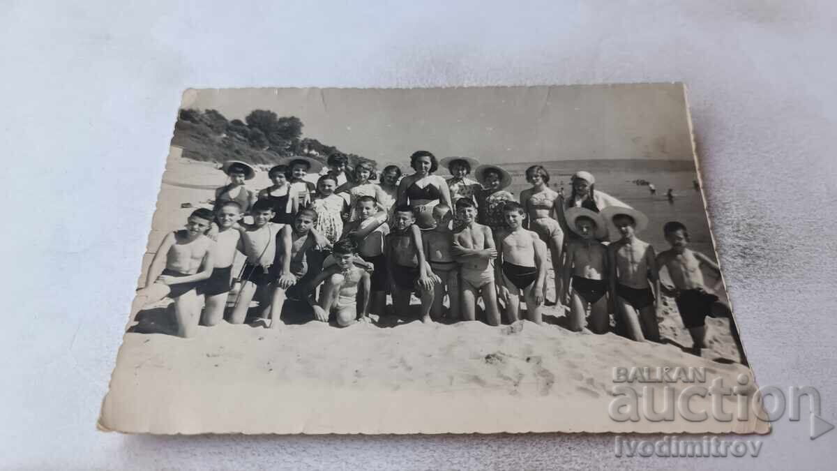 Снимка Ученици със своята учителка на плажа