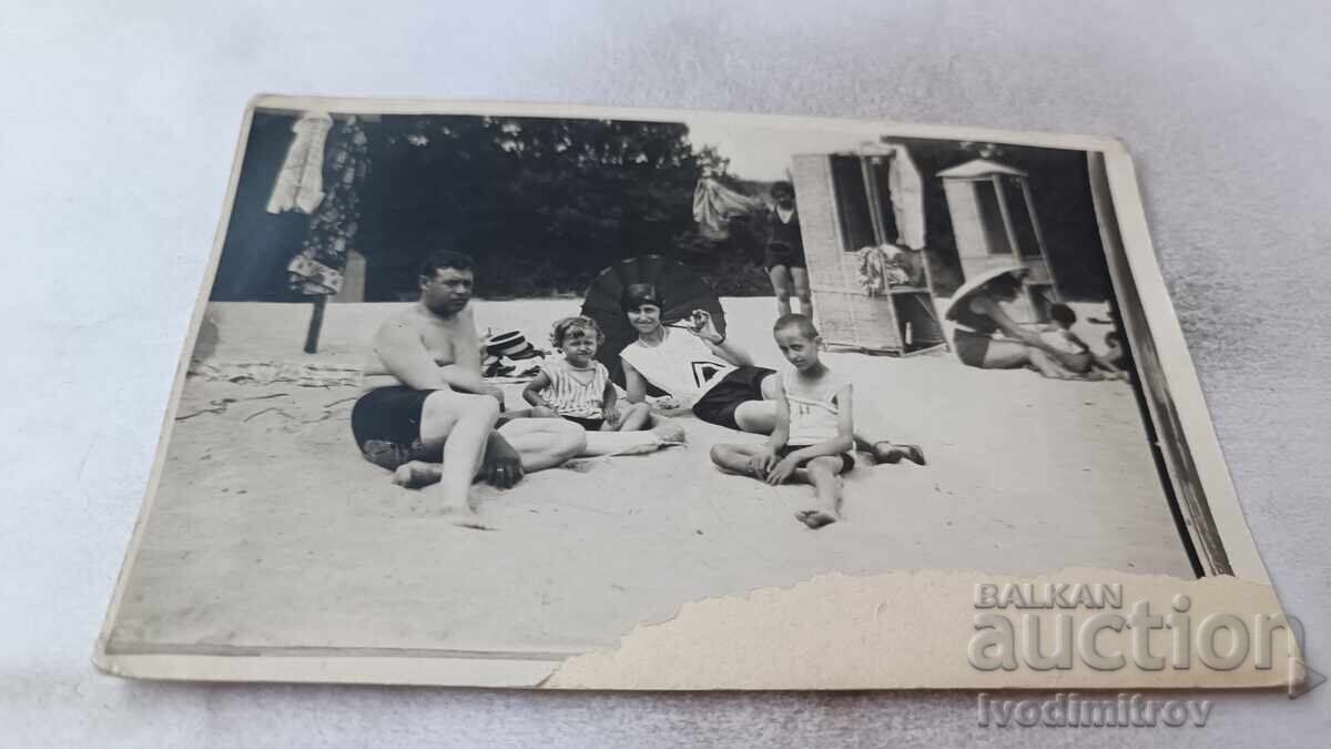 Fotografie Bărbat femeie băiat și fată pe plajă Fotografie Bărbat femeie băiat și fată pe plajă