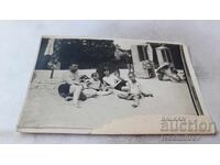 Φωτογραφία Άνδρας γυναίκα αγόρι και κορίτσι στην παραλία