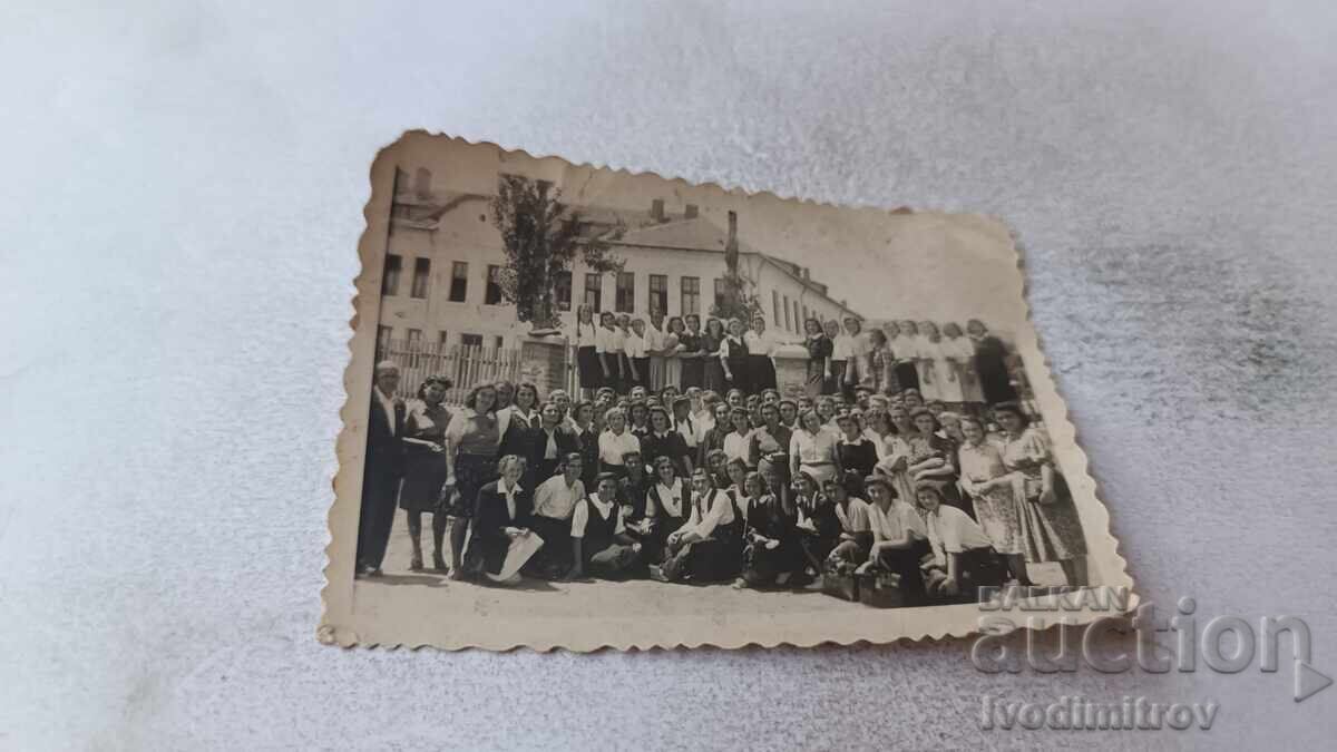 Fotografie Sofia Tineri și tinere în piață Fotografie Sofia Tineri și tinere în piață