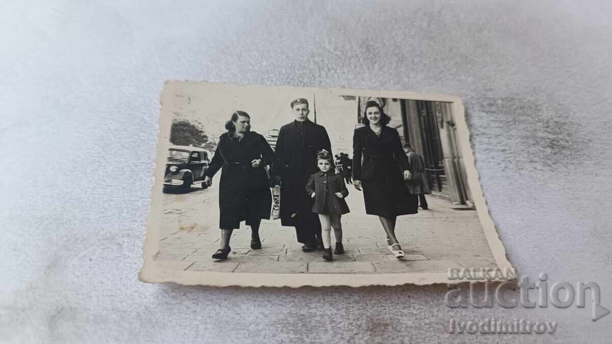 Photo Sofia: Young man, two women and a girl on a walk Photo Sofia: Young man, two women and a girl on a walk