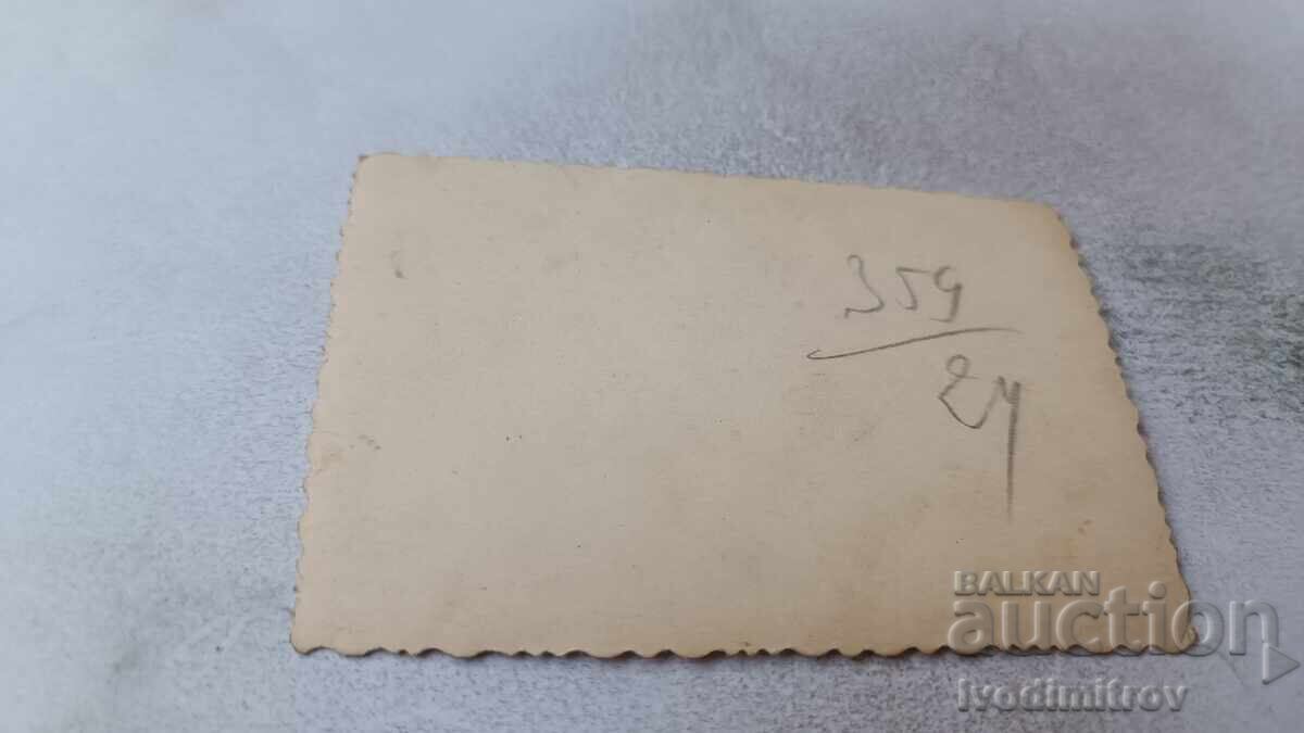 Φωτογραφία Σοφία Δύο νεαρές γυναίκες σε έναν περίπατο με τιμή 1.85 BGN | € 0.95 Φωτογραφία Σοφία Δύο νεαρές γυναίκες σε έναν περίπατο με τιμή 1.85 BGN | € 0.95