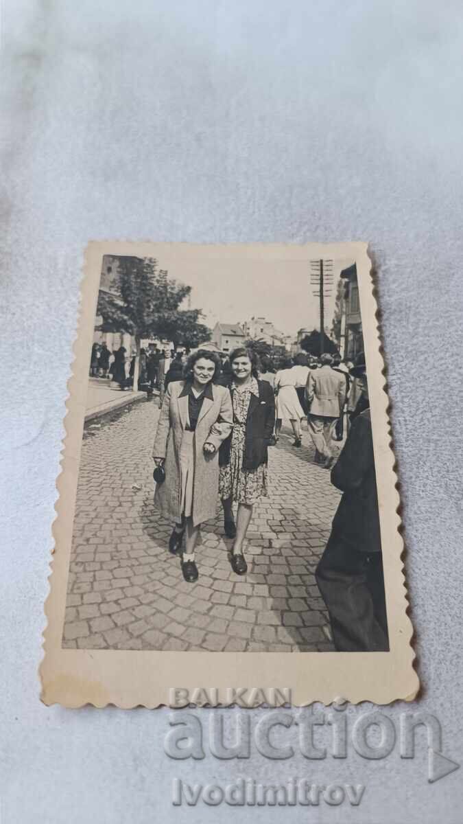 Φωτογραφία Σοφία Δύο νεαρές γυναίκες σε έναν περίπατο Φωτογραφία Σοφία Δύο νεαρές γυναίκες σε έναν περίπατο