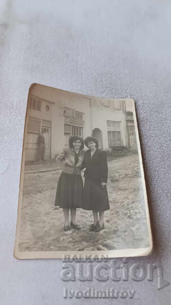 Φωτογραφία Σοφία Δύο νεαρές γυναίκες στο δρόμο Φωτογραφία Σοφία Δύο νεαρές γυναίκες στο δρόμο