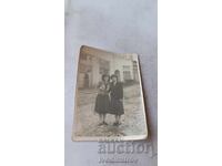 Φωτογραφία Σοφία Δύο νεαρές γυναίκες στο δρόμο