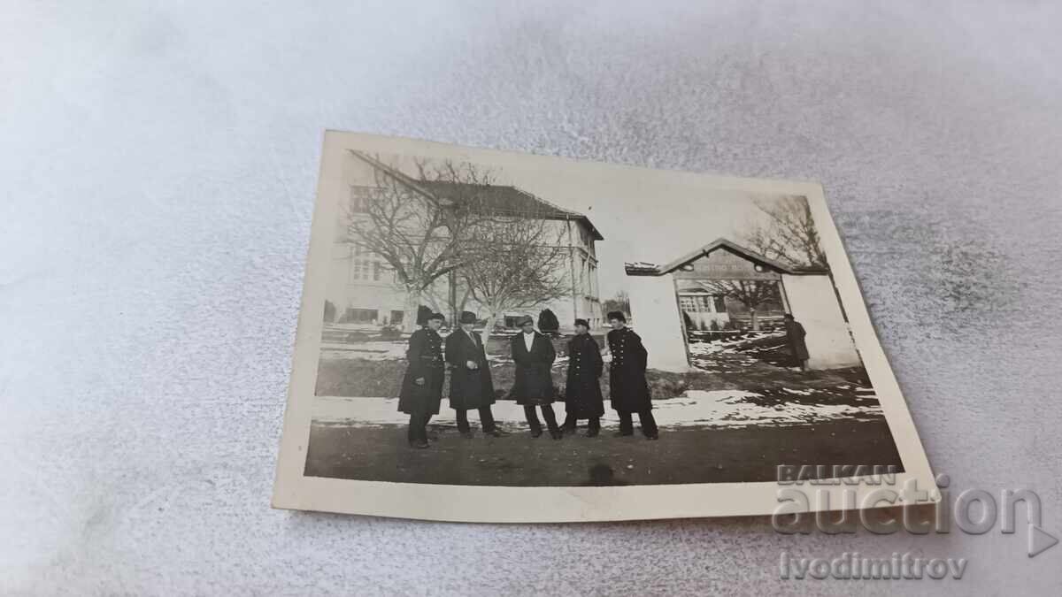 Φωτογραφία Αξιωματικών και ανδρών μπροστά στο Κρατικό Πειραματικό Αγρόκτημα