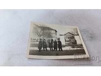 Φωτογραφία Αξιωματικών και ανδρών μπροστά στο Κρατικό Πειραματικό Αγρόκτημα