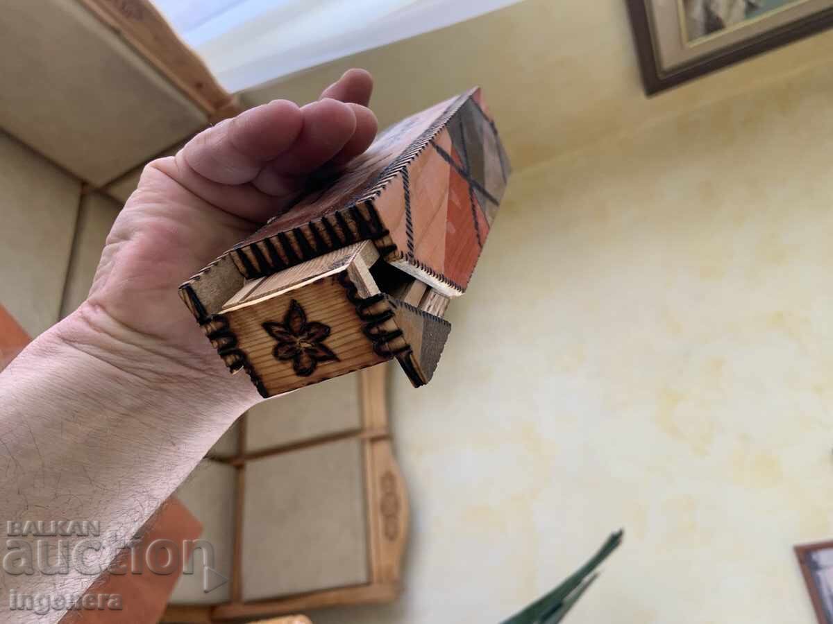 ΚΟΥΤΙ ΞΥΛΙΝΟ ΜΕ ΜΥΣΤΙΚΟ ΑΝΟΙΓΜΑ - ΔΙΠΛΟ - 7