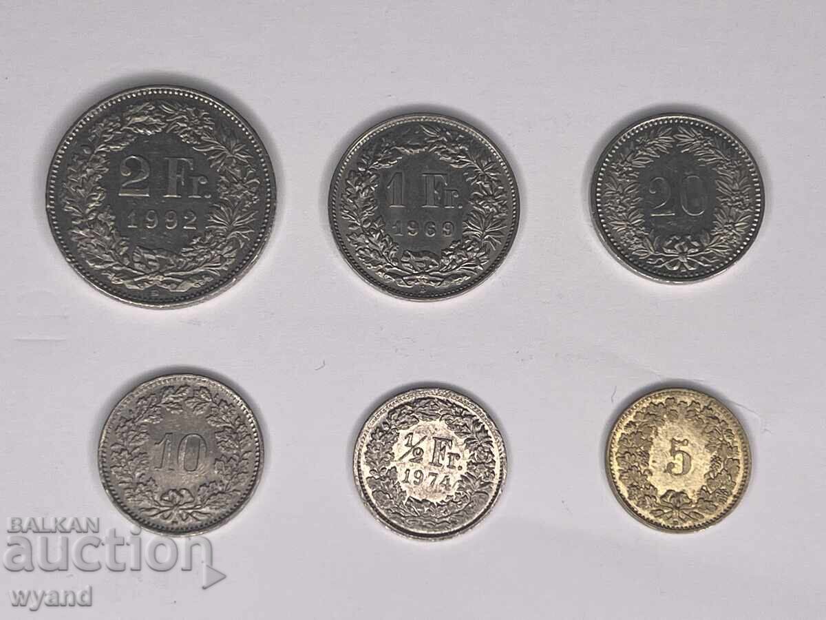 O mulțime de monede din Elveția