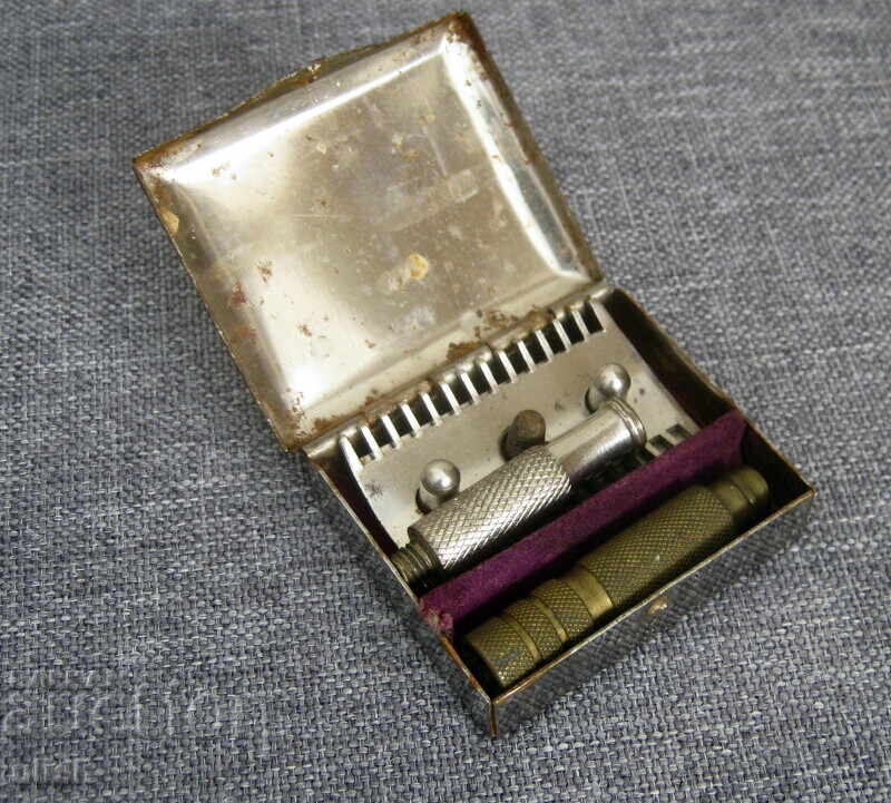 Παλιά, μικροσκοπική, συναρμολογούμενη ξυριστική μηχανή με κουτί με τιμή 30.00 BGN | € 15.34