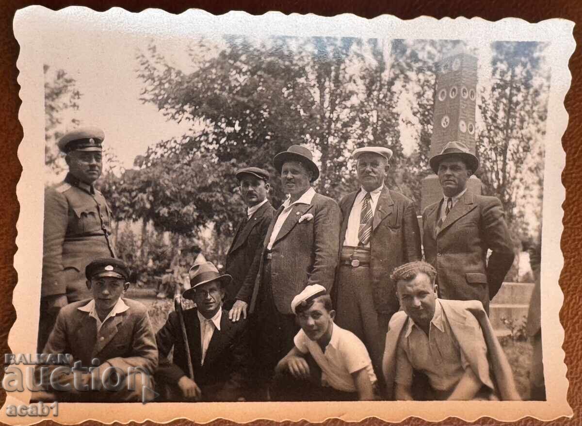 Ofițer și veterani în fața monumentului Eroilor Căzuți Ofițer și veterani în fața monumentului Eroilor Căzuți