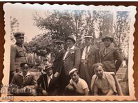 Ofițer și veterani în fața monumentului Eroilor Căzuți