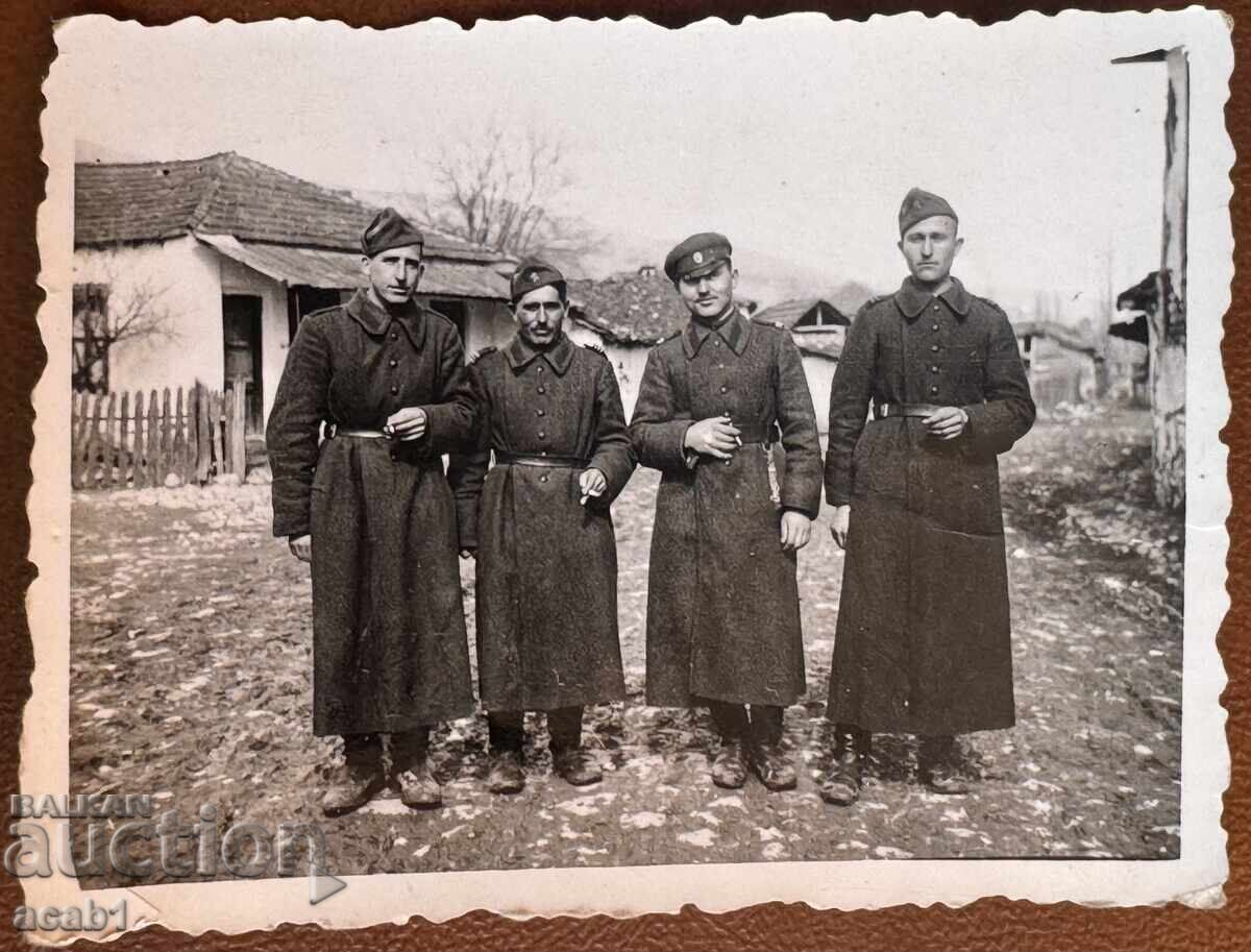 Διοικητής και Μισοί Μαχητές