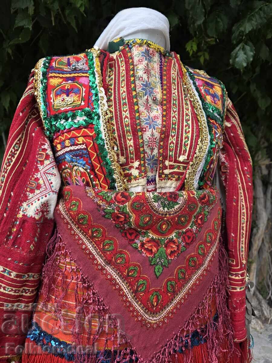 Kompleten Miјachki nevestinski nosii od Oreshјe, Papradish·te cu preț 4400.00 BGN | € 2249.68 Kompleten Miјachki nevestinski nosii od Oreshјe, Papradish·te cu preț 4400.00 BGN | € 2249.68