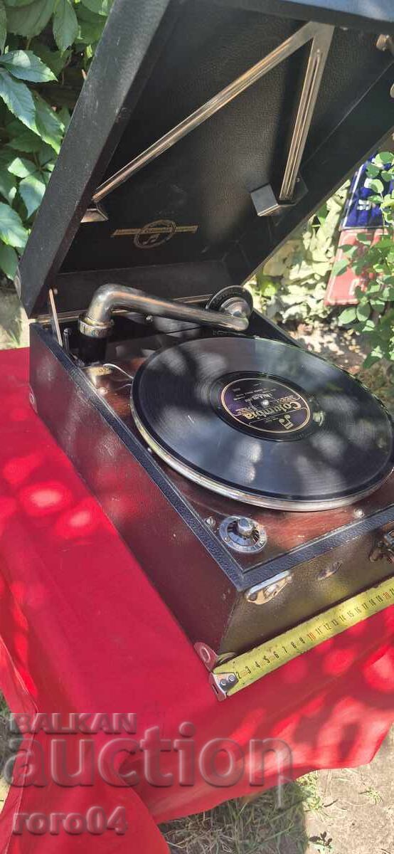 Auction  GRAMOPHONE - HAND CRANK - COLUMBIA - WW II