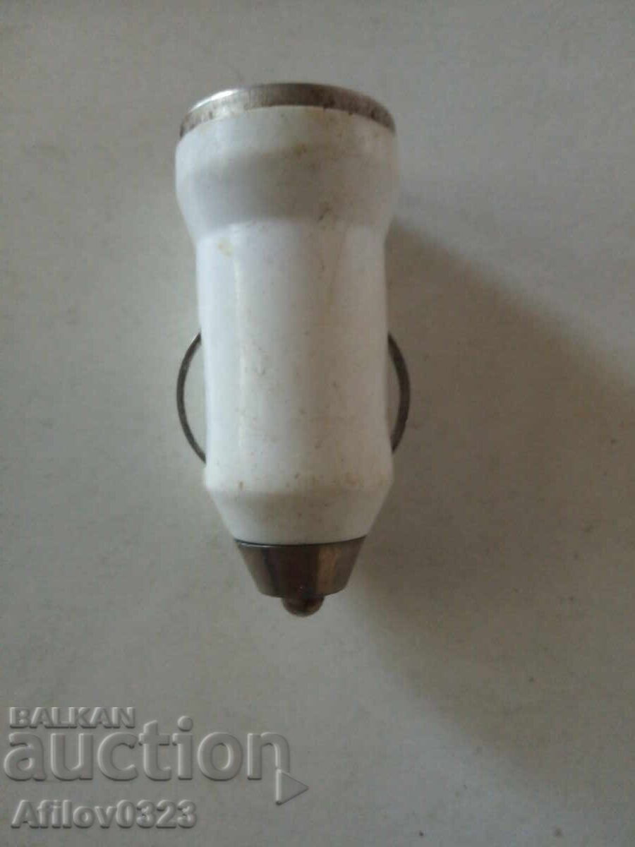 Încărcător pentru dispozitive electronice - pentru mașină Încărcător pentru dispozitive electronice - pentru mașină