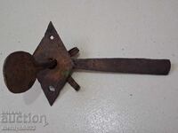 Lacăt antic din fier forjat, broască, zăvor pentru o poartă antică