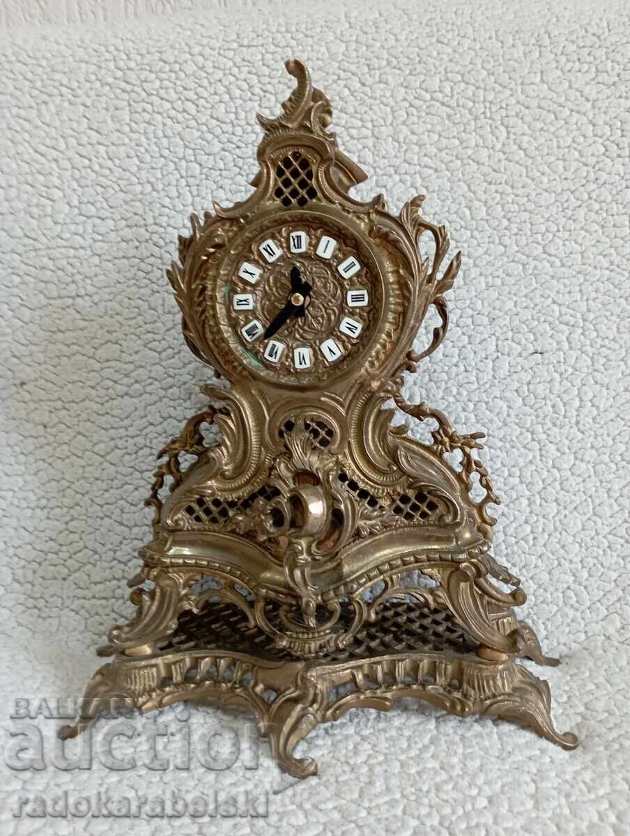 Голям старинен масивен бронзов часовник Голям старинен масивен бронзов часовник