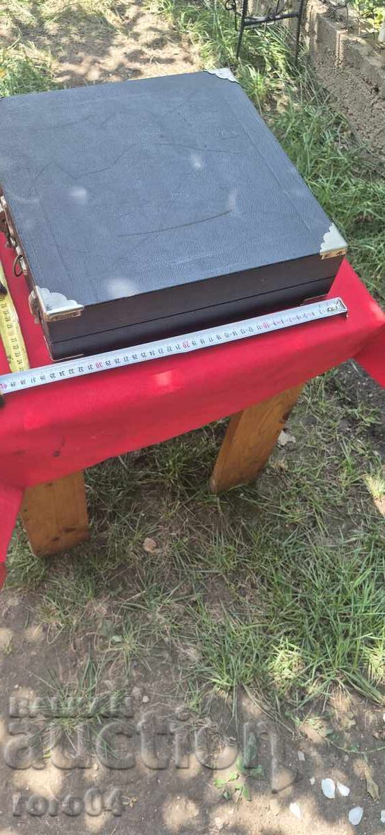 ΘΗΚΗ ΔΙΣΚΩΝ ΒΙΝΥΛΙΟΥ - WW II με τιμή 69.99 BGN | € 35.79