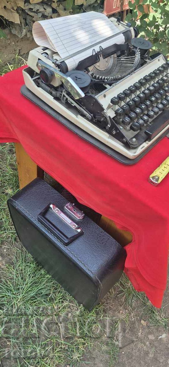 MAȘINĂ DE SCRIS - MARIȚA 1 - EXCELENTĂ cu preț 67.00 BGN | € 34.26