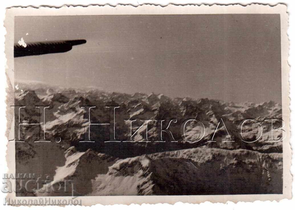 ΜΙΚΡΗ ΠΑΛΙΑ ΦΩΤΟΓΡΑΦΙΑ ΑΕΡΟΠΛΑΝΟΥ ΣΕ ΠΤΗΣΗ ΠΑΝΩ ΑΠΟ ΒΟΥΝΟ E193