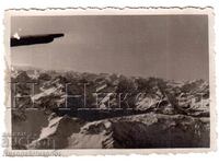 ΜΙΚΡΗ ΠΑΛΙΑ ΦΩΤΟΓΡΑΦΙΑ ΑΕΡΟΠΛΑΝΟΥ ΣΕ ΠΤΗΣΗ ΠΑΝΩ ΑΠΟ ΒΟΥΝΟ E193