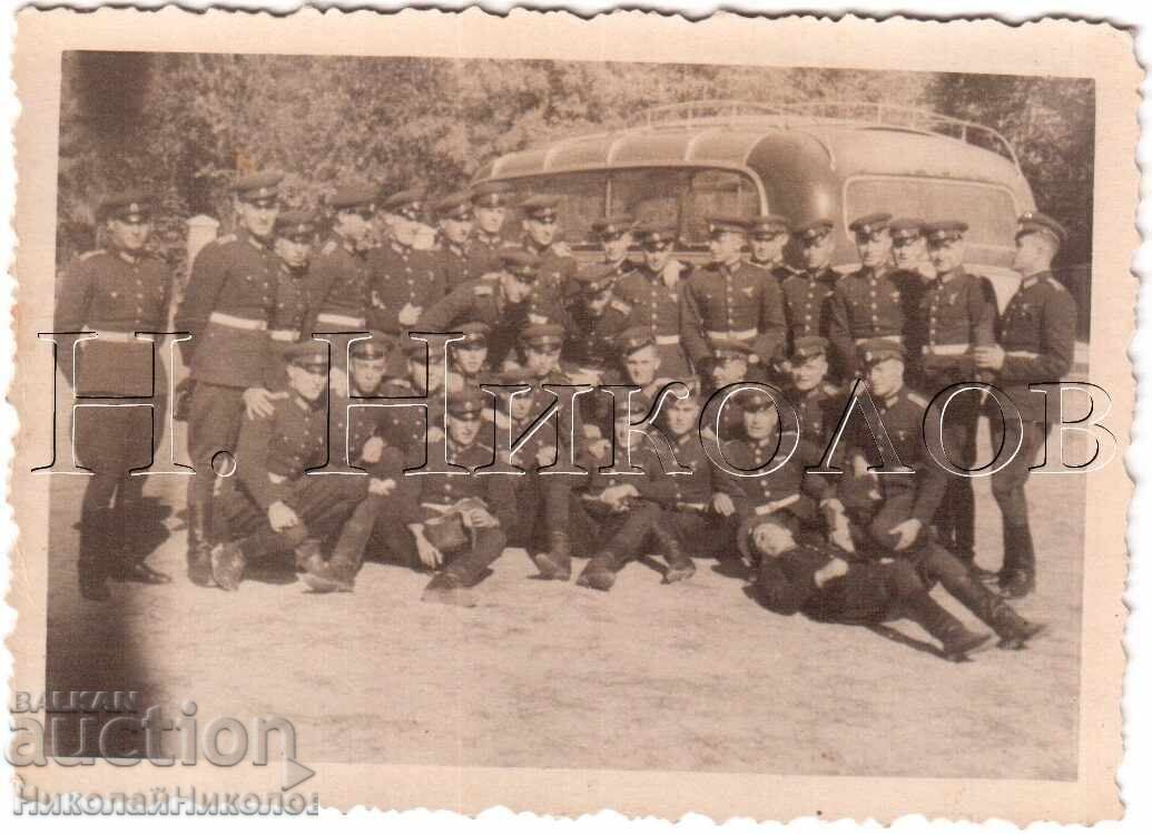 FOTOGRAFIE VECHE MICĂ AVIATORI PILOȚI AUTOBUZ E196