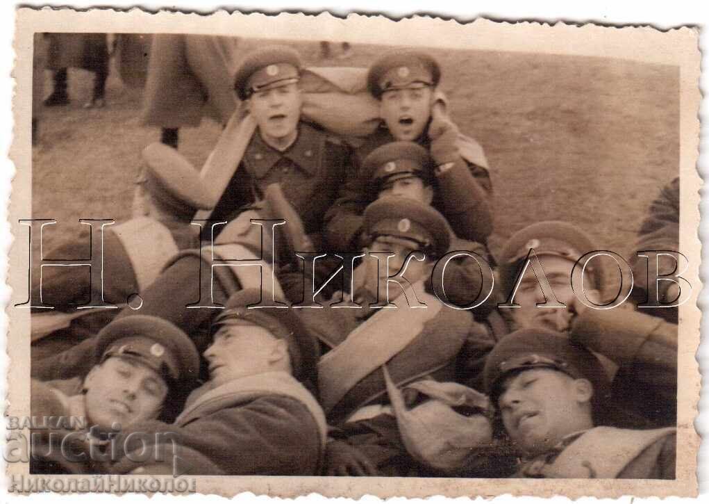 MICĂ POZĂ VECHE PILOȚI MILITARI BULGARI AVIAȚIE E203 MICĂ POZĂ VECHE PILOȚI MILITARI BULGARI AVIAȚIE E203