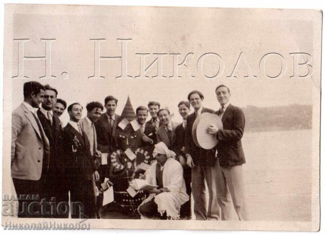 МАЛКА СТАРА СНИМКА СТУДЕНТИ СЕ ВЕСЕЛЯТ КРАЙ МОРЕТО Е213 МАЛКА СТАРА СНИМКА СТУДЕНТИ СЕ ВЕСЕЛЯТ КРАЙ МОРЕТО Е213