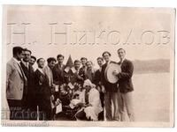 МАЛКА СТАРА СНИМКА СТУДЕНТИ СЕ ВЕСЕЛЯТ КРАЙ МОРЕТО Е213