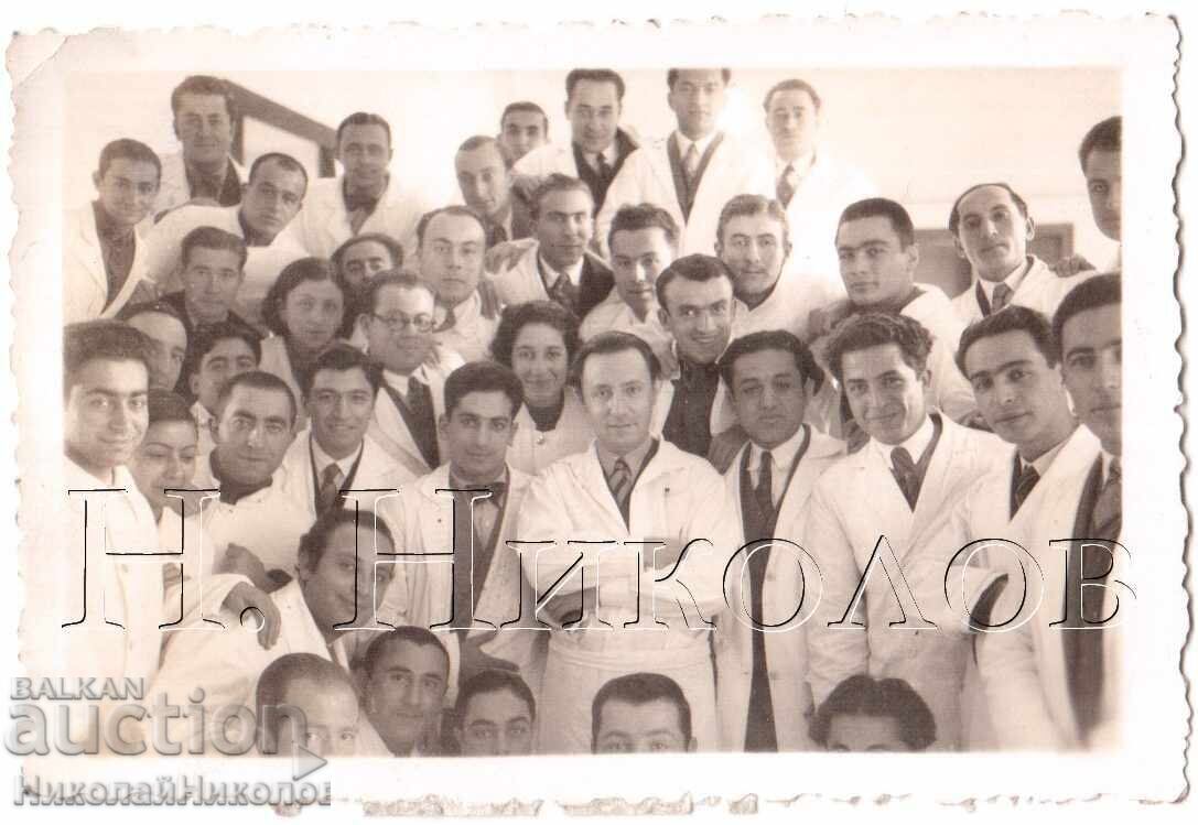 МАЛКА СТАРА СНИМКА СТУДЕНТИ ПО МЕДИЦИНА Е214 МАЛКА СТАРА СНИМКА СТУДЕНТИ ПО МЕДИЦИНА Е214