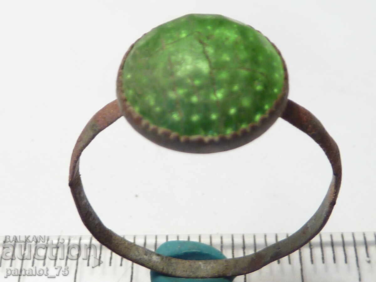 INEL DE BRONZ RENASCENTAL CU STICLĂ VERDE cu preț 12.00 BGN | € 6.14