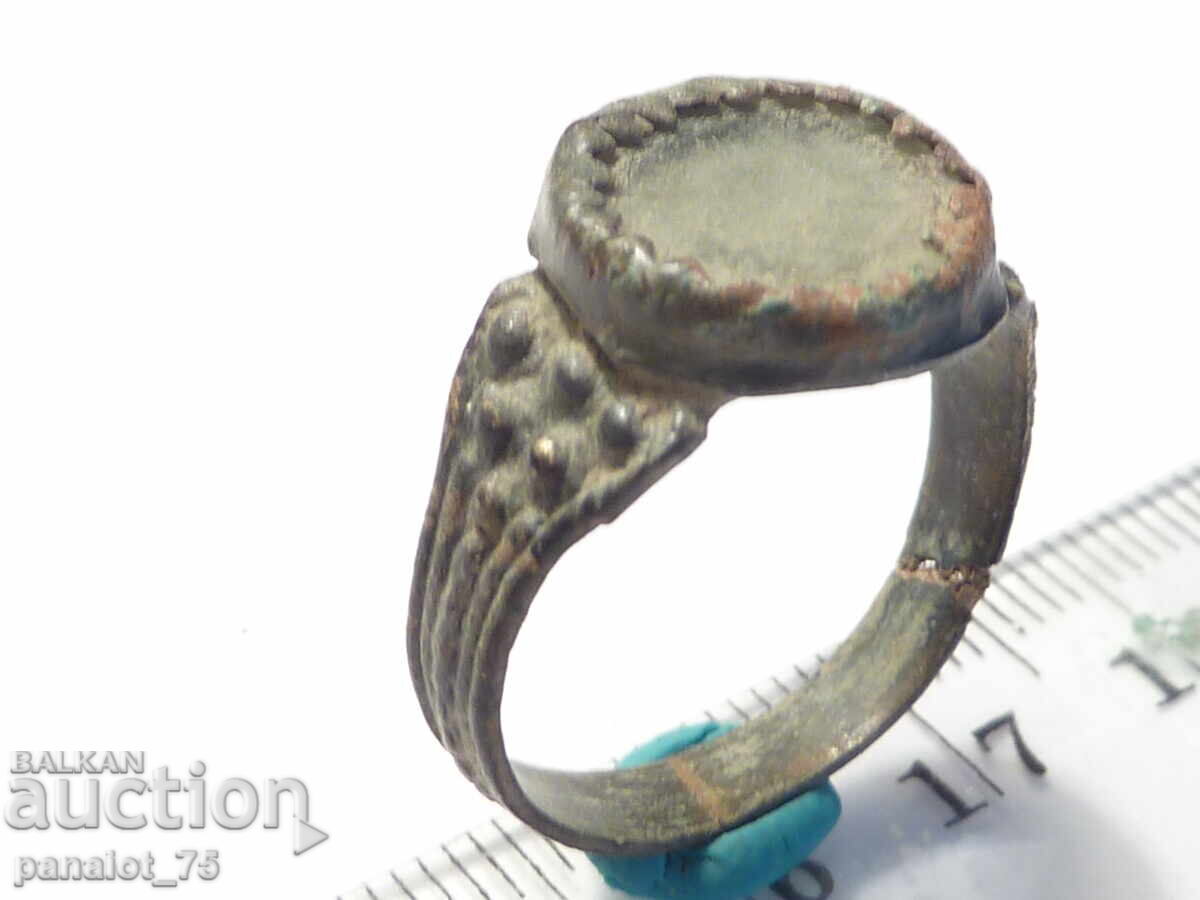 INEL DE BRONZ RENASCENTAL CU STICLĂ ALBĂ cu preț 12.00 BGN | € 6.14