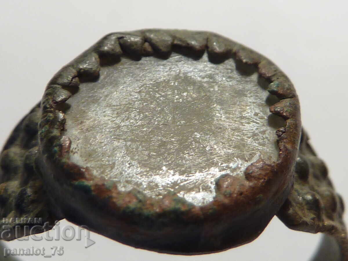 Licitație INEL DE BRONZ RENASCENTAL CU STICLĂ ALBĂ