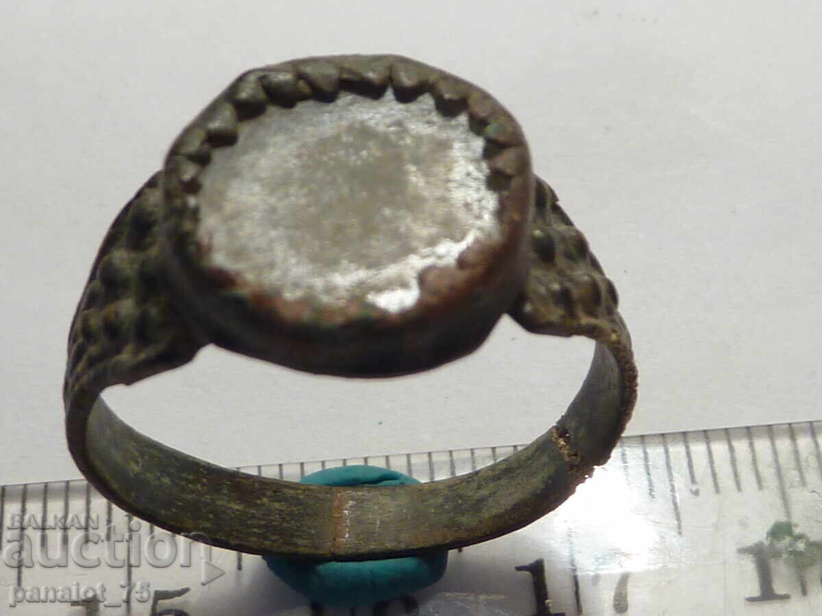 INEL DE BRONZ RENASCENTAL CU STICLĂ ALBĂ