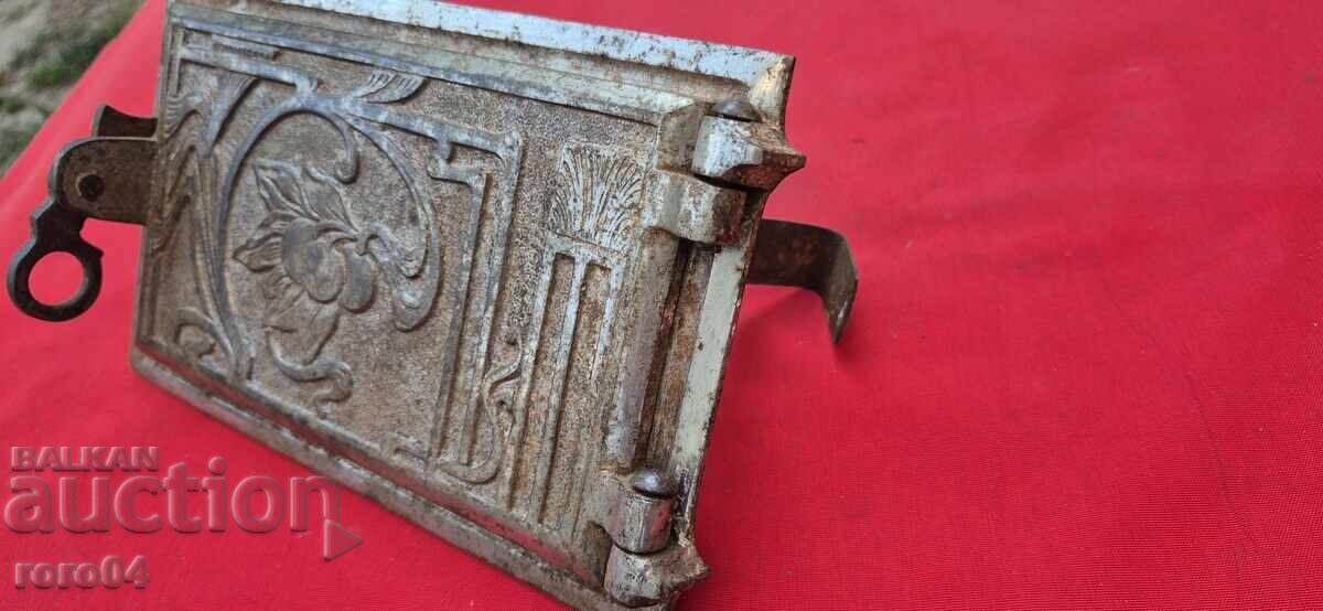 КАХЛЕНА ПЕЧКА - ВРАТА - ЛЯТ ФИГУРАЛЕН ЧУГУН - WW I / II с цена 65.00 лв. | € 33.23 КАХЛЕНА ПЕЧКА - ВРАТА - ЛЯТ ФИГУРАЛЕН ЧУГУН - WW I / II с цена 65.00 лв. | € 33.23