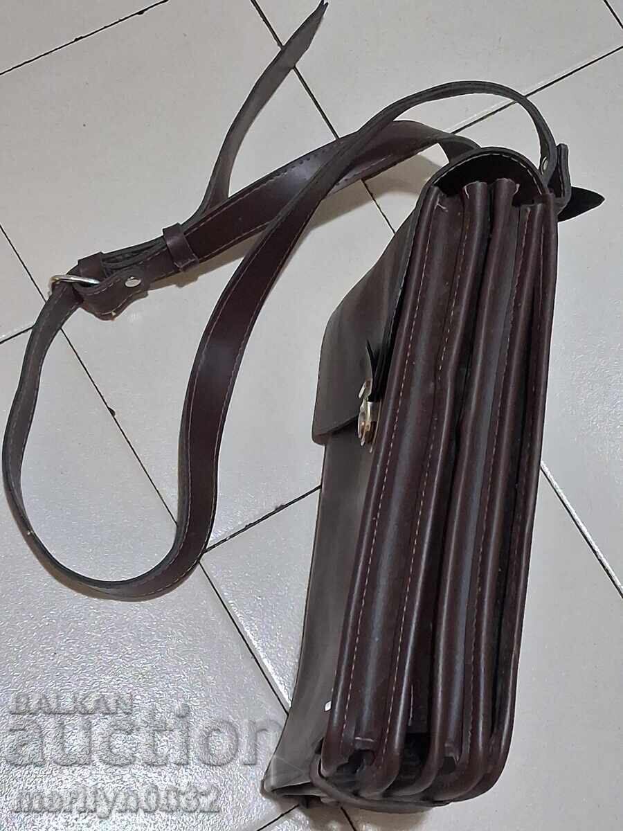 Δημοπρασία Δερμάτινη τσάντα αξιωματικού (πλάνο)