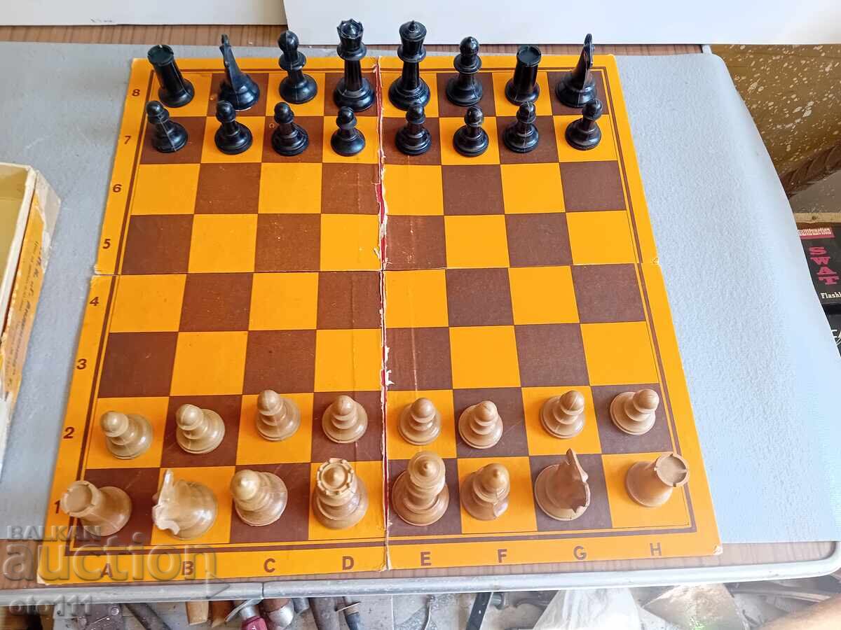 Auction  OLD CHESS - BAKELITE PIECES