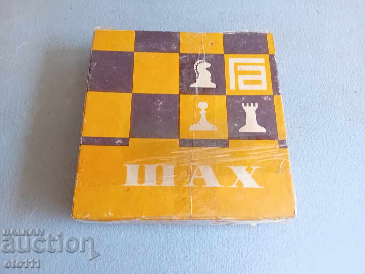 OLD CHESS - BAKELITE PIECES - 6