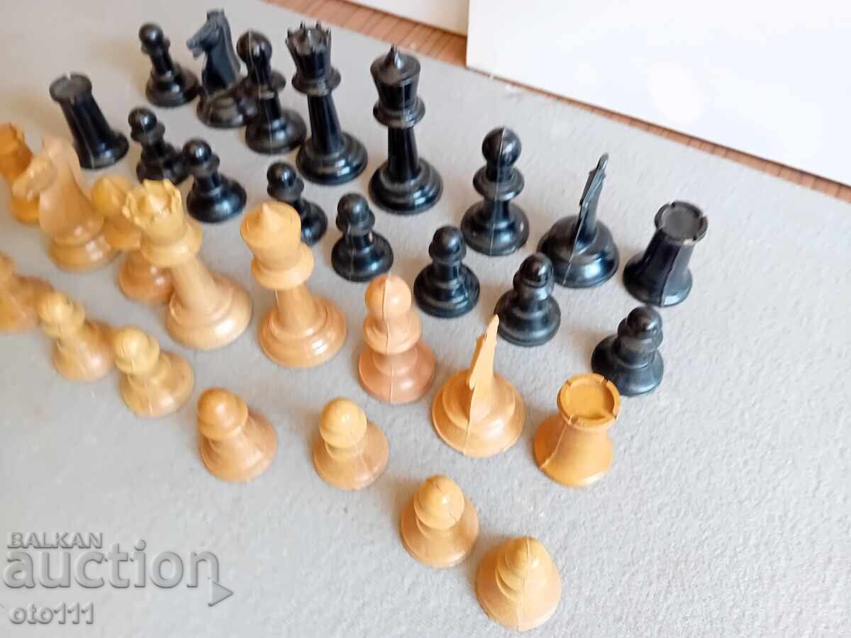 Auction  Old Bakelite Chess Figures