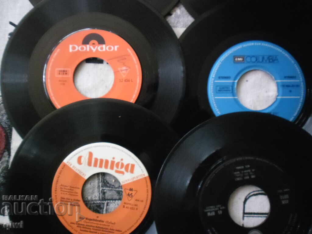 Продавам 12 бр. малки плочи без обложка не са Български с цена 29.00 лв. | € 14.83 Продавам 12 бр. малки плочи без обложка не са Български с цена 29.00 лв. | € 14.83