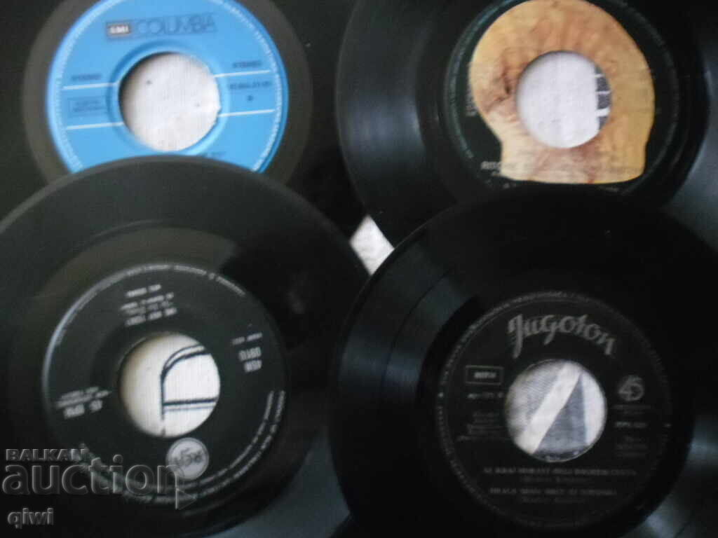 Доставка на Продавам 12 бр. малки плочи без обложка не са Български Доставка на Продавам 12 бр. малки плочи без обложка не са Български