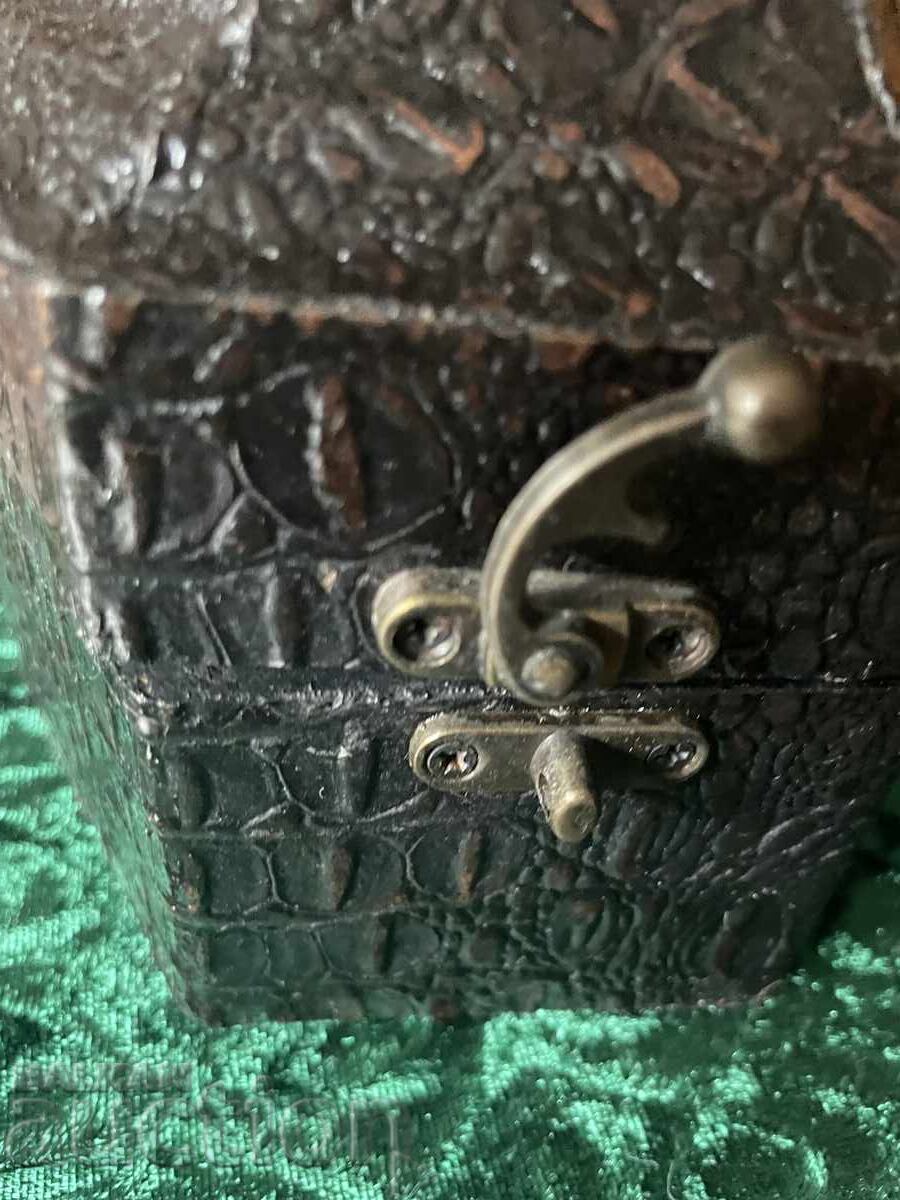 Auction  Jewelry Box - 12/12 cm