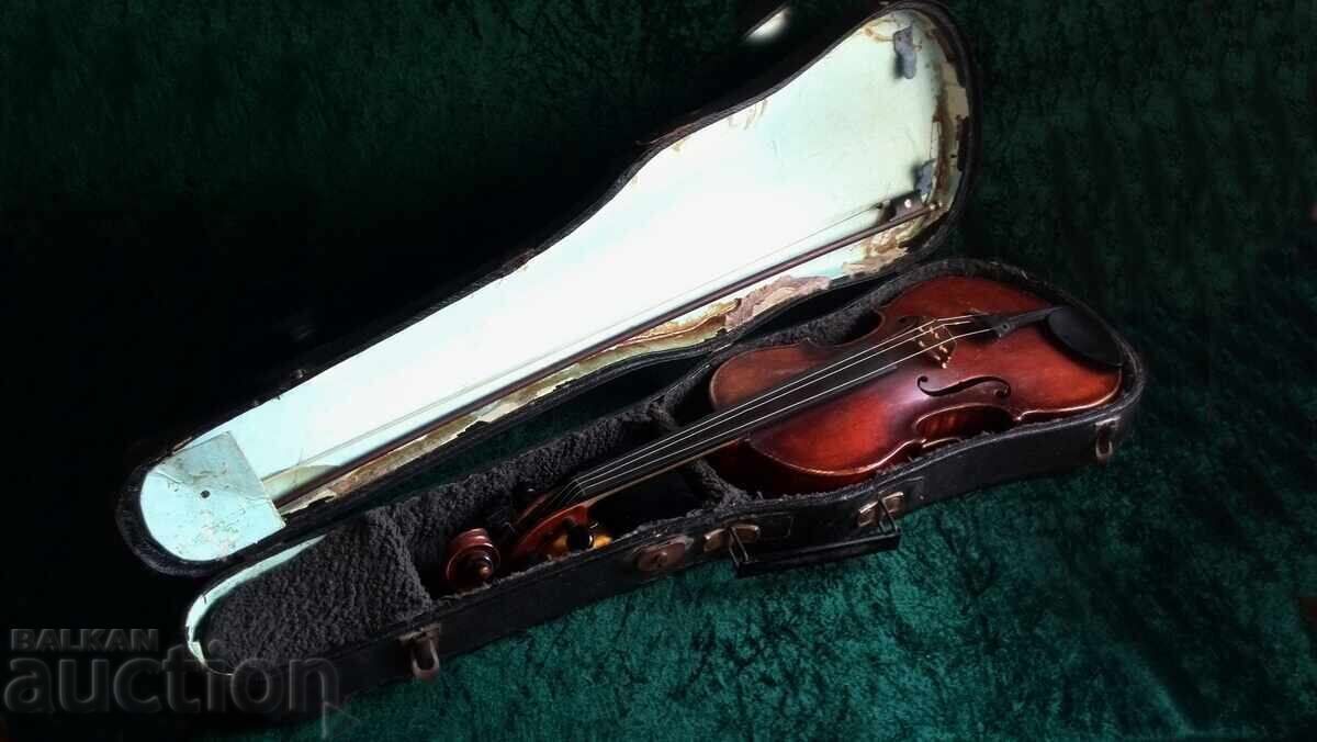 Стара цигулка от 1942г с цена € 550.00 | 1075.71 лв. Стара цигулка от 1942г с цена € 550.00 | 1075.71 лв.