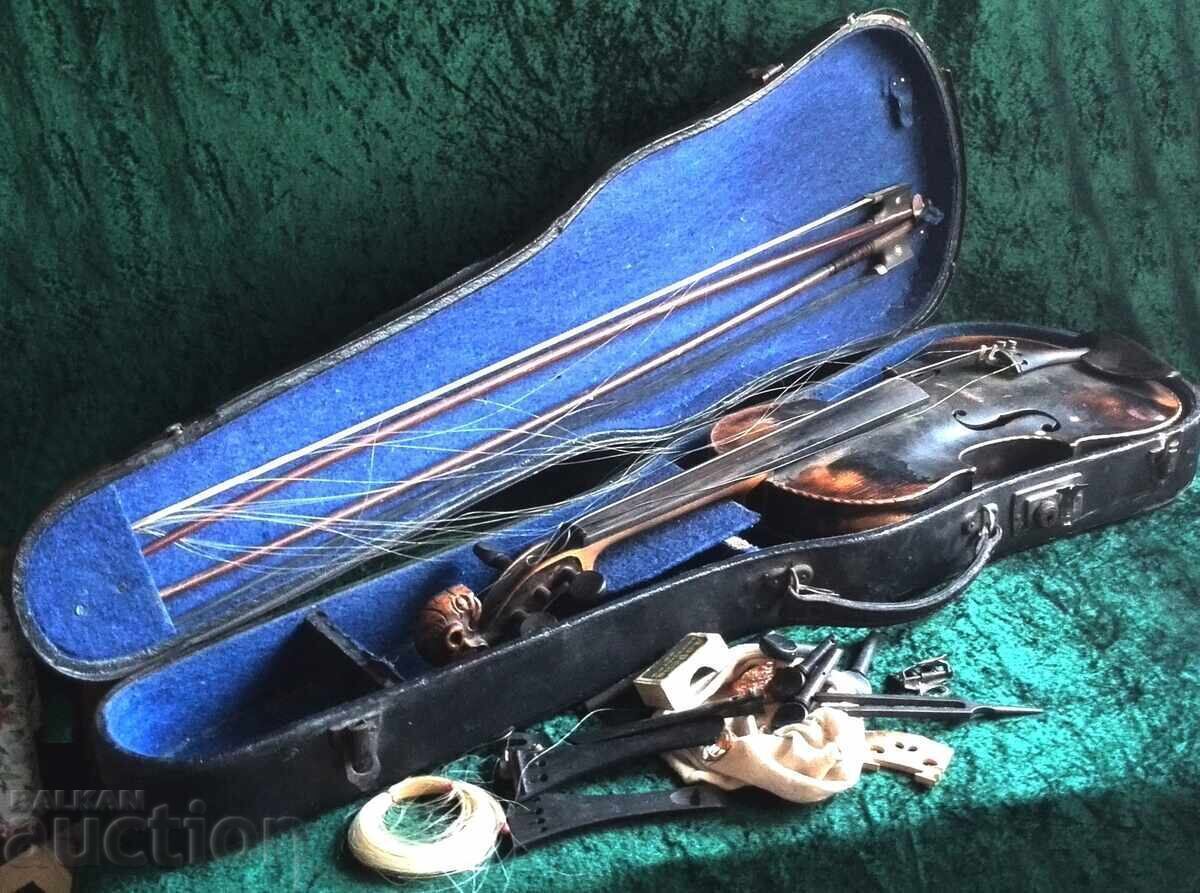 Стара цигулка от 1809г с цена € 935.00 | 1828.71 лв. Стара цигулка от 1809г с цена € 935.00 | 1828.71 лв.