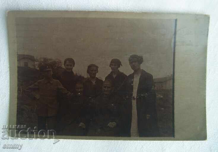 Fotografie de familie veche din 1922, Sofia cu preț 1.00 BGN | € 0.51 Fotografie de familie veche din 1922, Sofia cu preț 1.00 BGN | € 0.51