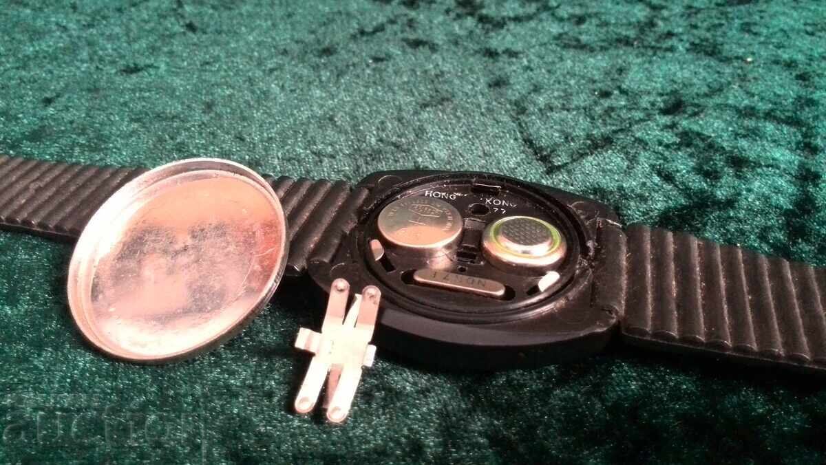 Ρολόι LED Commodore ανδρικό Vintage, κατασκευασμένο στο Χονγκ Κονγκ με τιμή € 14.32 | 28.01 BGN Ρολόι LED Commodore ανδρικό Vintage, κατασκευασμένο στο Χονγκ Κονγκ με τιμή € 14.32 | 28.01 BGN