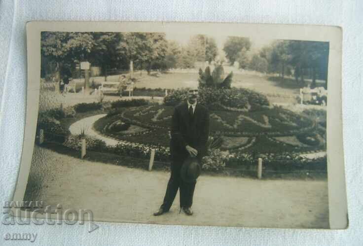 Παλιά φωτογραφία 1931 - πόλη Μπάνκια, άνδρας στο πάρκο
